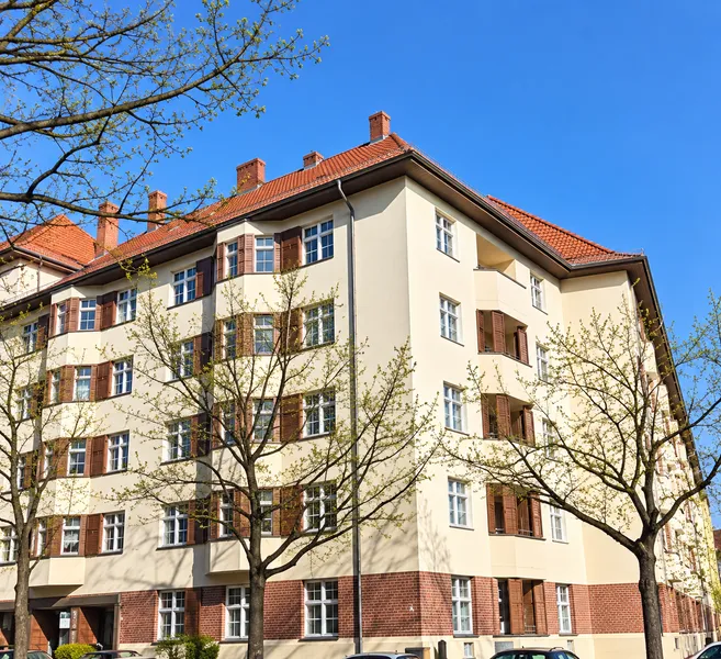 Top-City-Lage zw. Preußenpark u. Kudamm/Helle und vollsanierte Wohnung in gepflegtem Wohnklassiker — photo 1